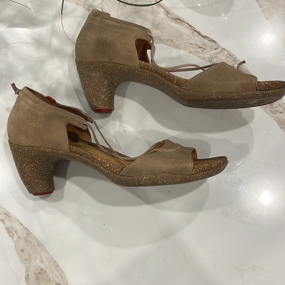 VGUC Camper buckskin leather rubber peep toe 2.5” heel with elastic arch straps - Picture 4 of 9